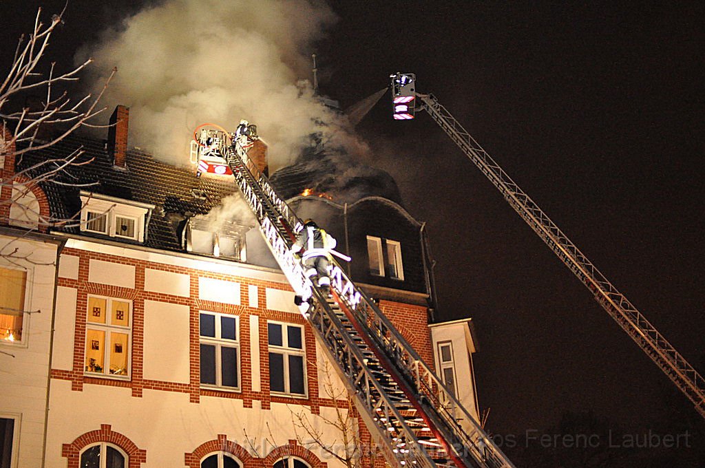 Feuer 3 Dachstuhlbrand Koeln Muelheim Gluecksburgstr P101.JPG